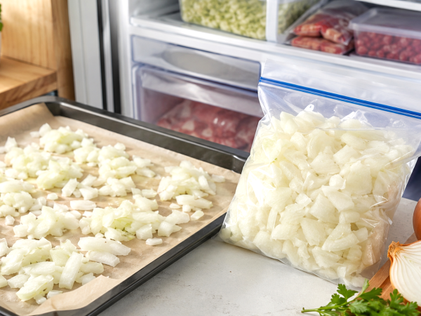So lagert man bereits geschnittene Zwiebeln im Gefrierschrank: Der einfache Schritt, der Gerüche und Eisbildung verhindert