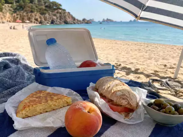 Warum macht der Strand so hungrig? Was steckt hinter diesem bekannten Phänomen?