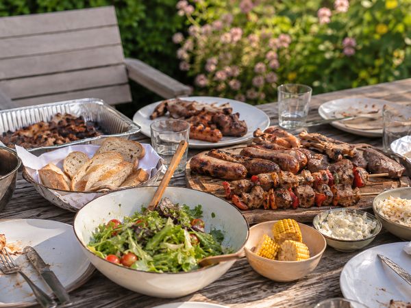 Lassen Sie nach einem Grillfest die Reste niemals länger als diese Zeit auf dem Tisch stehen...