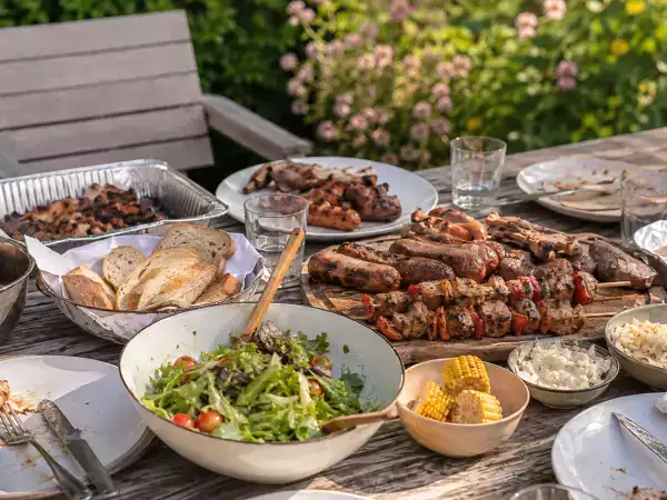 Lassen Sie nach einem Grillfest die Reste niemals länger als diese Zeit auf dem Tisch stehen...