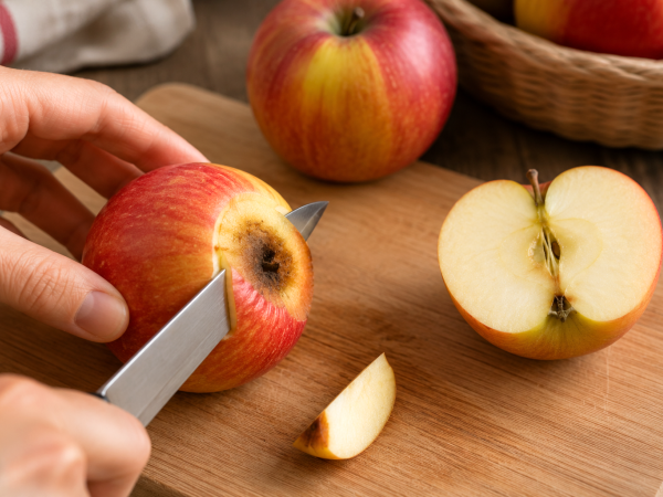 Kann man eine schimmlige Frucht essen, wenn man den verdorbenen Teil weggeschnitten hat?