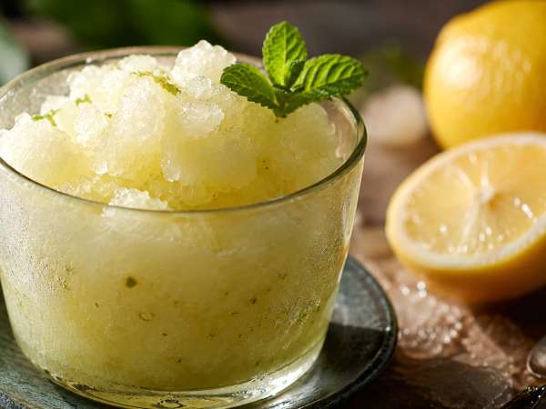Die einfache Geste, die den Unterschied ausmacht zwischen einem selbstgemachten Granita ohne Maschine … und einem, der wie aus dem Profi-Laden aussieht