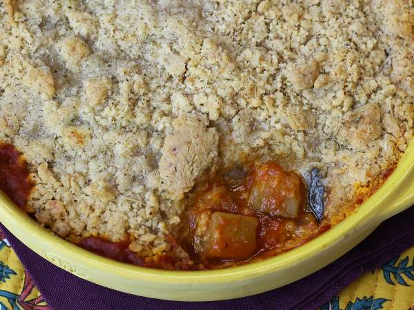 Dieser Ratatouille-Crumble lässt sich im Voraus zubereiten und schmeckt sowohl warm als auch kalt!