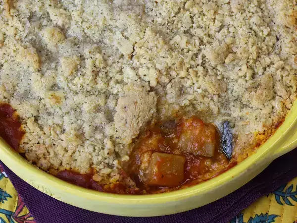 Dieser Ratatouille-Crumble lässt sich im Voraus zubereiten und schmeckt sowohl warm als auch kalt!
