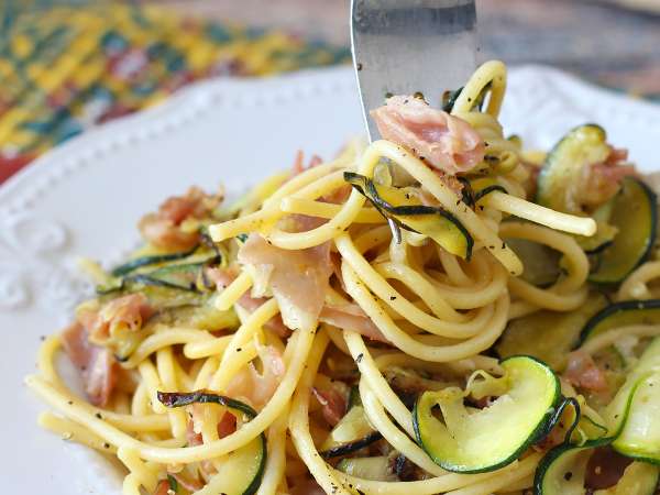 9 Nudelrezepte mit Zucchini, die Sie unbedingt probieren sollten: cremig, schnell zubereitet und unwiderstehlich für den Sommer