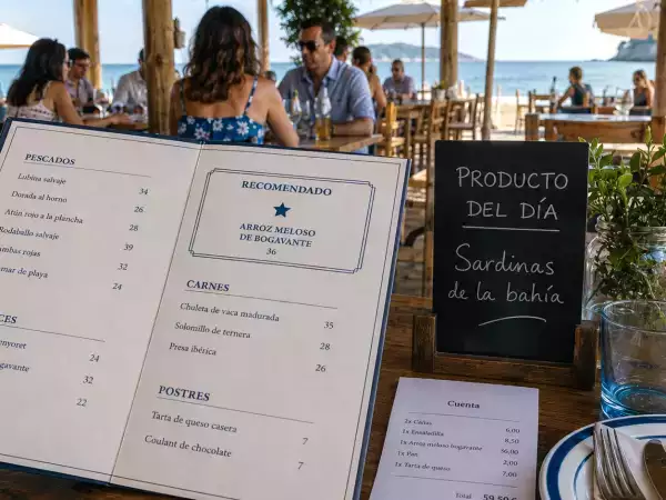 11 psychologische Tricks in Restaurants und Strandbars, die dich dazu bringen, mehr auszugeben – und wie du sie erkennst