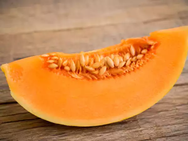 Sollte man die Kerne drin lassen, um eine bereits aufgeschnittene Melone aufzubewahren?