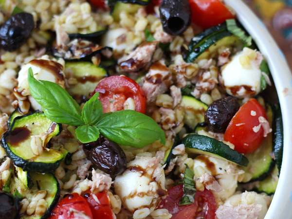 28 Rezepte für reichhaltige Salate, die als vollwertige Mahlzeit dienen