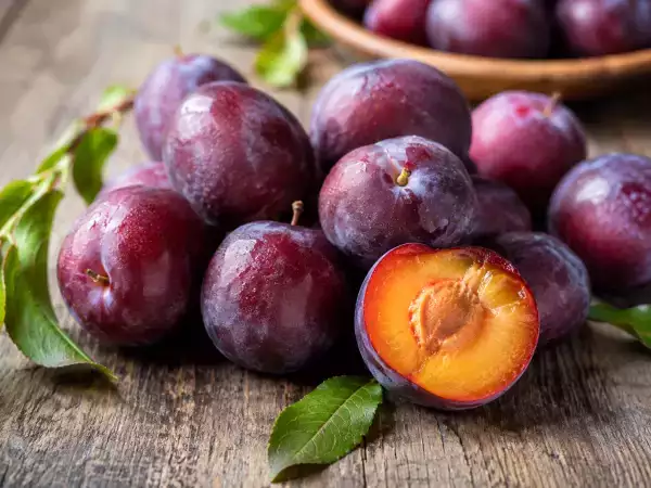 Überreife Pflaumen: 7 schnelle Ideen, um sie zu retten, bevor sie im Müll landen