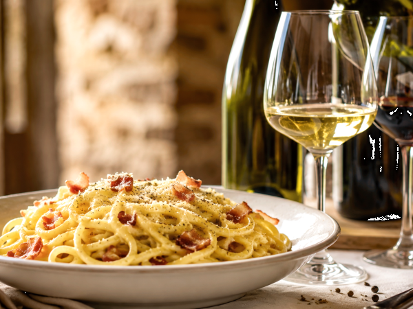 So wählen Sie den perfekten Wein zur Carbonara aus: Praktische Tipps und Empfehlungen von Sommeliers