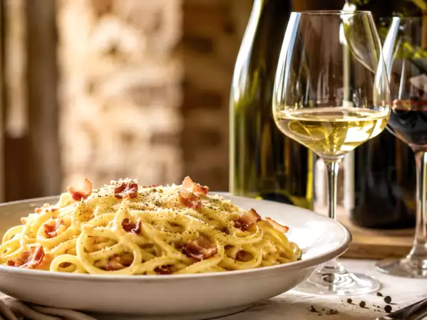 So wählen Sie den perfekten Wein zur Carbonara aus: Praktische Tipps und Empfehlungen von Sommeliers