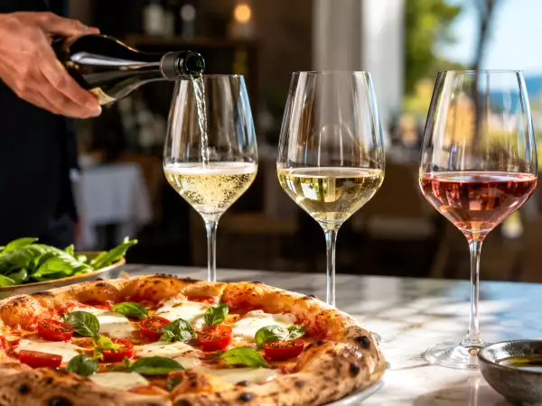 So wählst du den richtigen Wein für jede Pizzasorte aus: Die wichtigsten Tipps der Sommeliers für dich