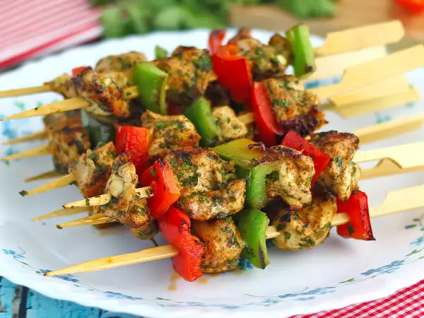 Grillgerichte und Salate: So stellt man ein leichtes Gericht zusammen, ohne hungrig zu bleiben