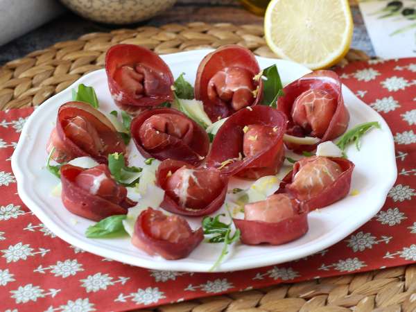 Drei schnelle und einfache Rezepte mit Bresaola: leckere Ideen für Mittag- und Abendessen, wenn du wenig Zeit hast