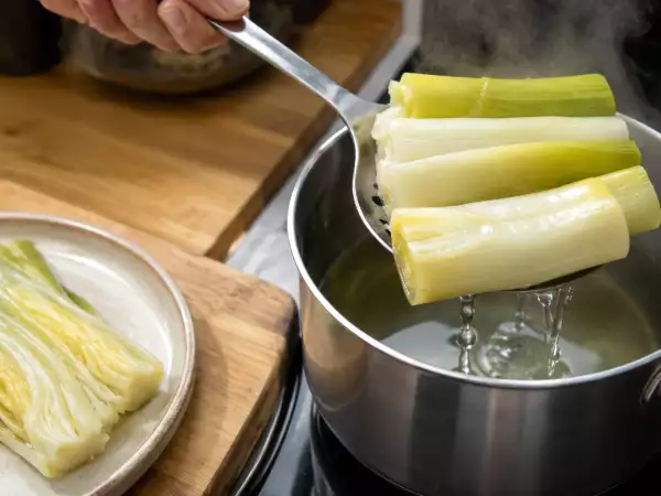 Wie kocht man Lauch, ohne dass er faserig oder wässrig wird?