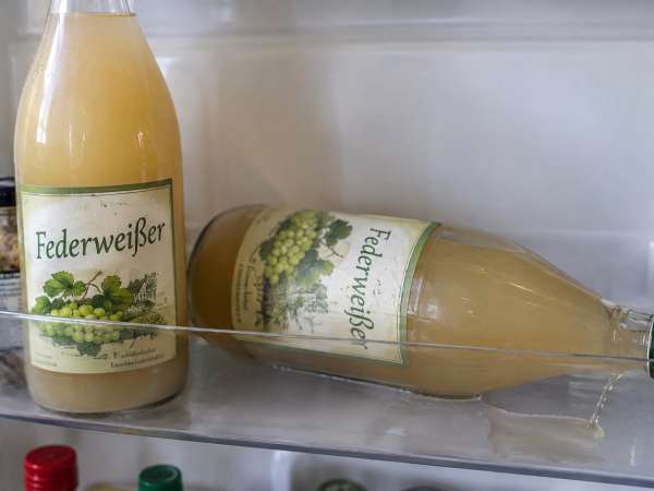 Federweißer gekauft? Warum die Flasche niemals liegen darf