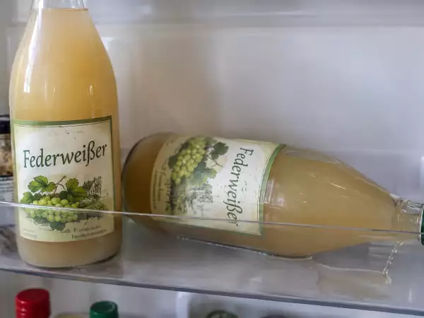 Federweißer gekauft? Warum die Flasche niemals liegen darf