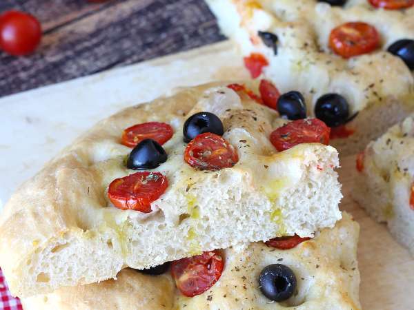 Diese dicke Focaccia mit Kirschtomaten und Oliven verführt schon mit ihrem Duft: ein Rezept zum Ausprobieren