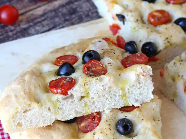 Diese dicke Focaccia mit Kirschtomaten und Oliven überzeugt schon allein durch ihren Duft: das Rezept, das man unbedingt ausprobieren sollte