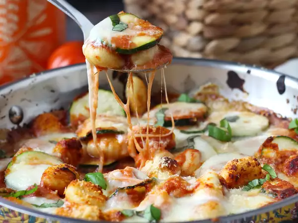 Keine Zeit zum Kochen? Dieses supercremige Gnocchi-Gratin ist in weniger als 30 Minuten fertig.