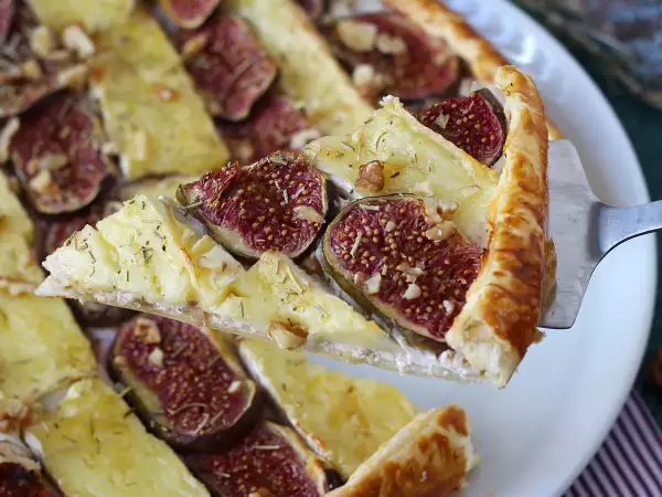 Probieren Sie noch vor Ende der Feigensaison diese dünne Tarte mit Brie und Walnüssen