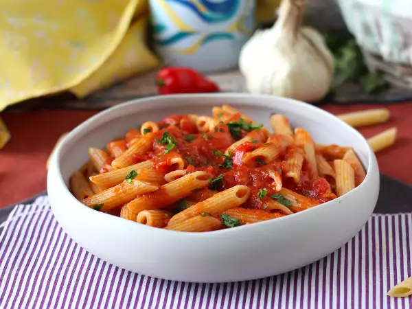 Eine Dose Tomaten – und schon ist das Abendessen gerettet: Nudelrezepte, die aus einem Grundnahrungsmittel aus der Vorratskammer eine richtige Mahlzeit machen