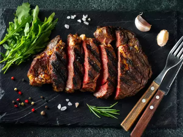 Verliert Ihr Fleisch beim Schneiden viel Saft? Ein paar Minuten zu warten, kann den Unterschied ausmachen