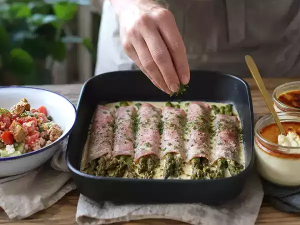 Tagesmenü, 6. Oktober 2026: Tomatensalat, grüner Spargel im Schinken-Kartoffelmantel und Eiercreme aus dem Airfryer