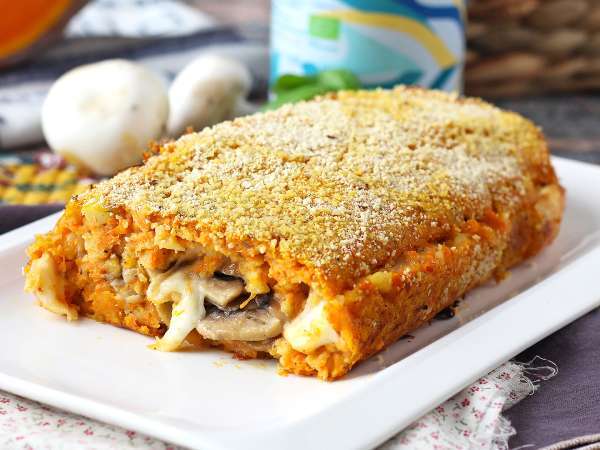 Kürbisbraten mit Pilzen: innen wartet geschmolzener Käse