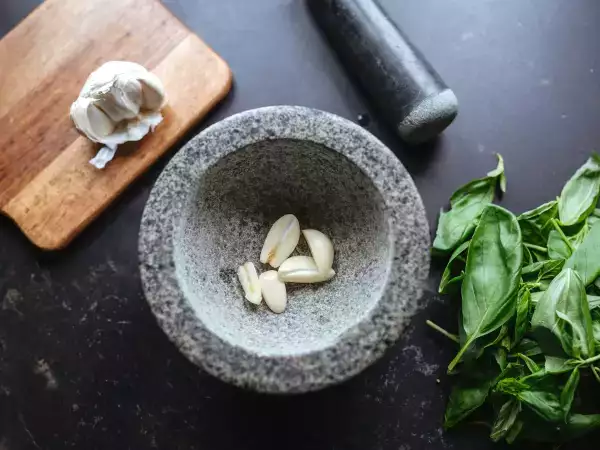 Mörser oder Mixer? Die altbewährte Methode, die den Geschmack von Rezepten wirklich verändert