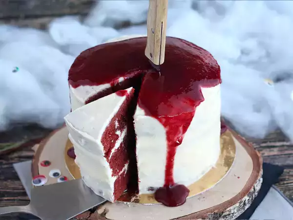 Red Velvet zu Halloween: Der spektakuläre Kuchen, der sofort Eindruck macht