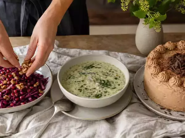 Mokka-Torte mit feiner Kaffeenote: ein herbstliches Menü mit Rotkohl und Sauerampfer