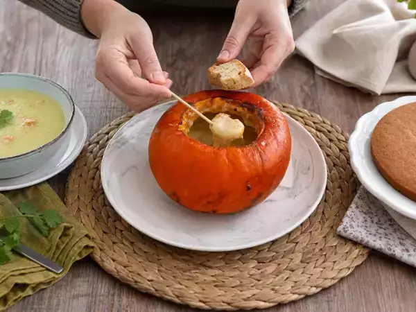 Tagesmenü, 18. Oktober: Cremige Lauchsuppe, Kürbisfondue mit Reblochon und Apfelmus-Sojakuchen