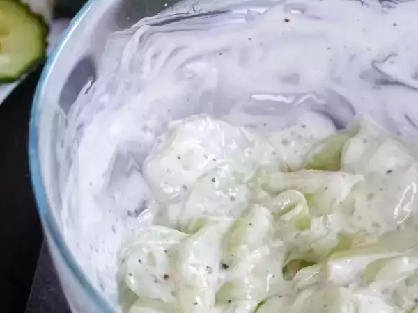 Tzatziki wird wässrig? So bleibt der Gurken-Joghurt-Dip cremig