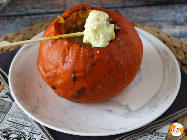 Dieser Halloween-Kürbis steckt voller geschmolzenem Käse – und alle wollen mitdippen!