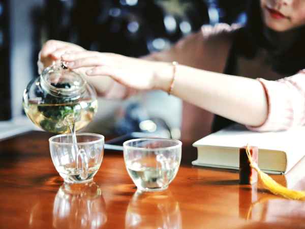 Wie kann man Angstzustände ohne Medikamente bekämpfen? Entdecken Sie die 8 starken natürlichen Beruhigungsmittel, die Entspannung und Wohlbefinden fördern!