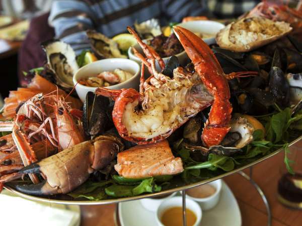 Ist es besser, an Silvester seine Meeresfrüchteplatte selbst zusammenzustellen oder sie fertig zu kaufen?