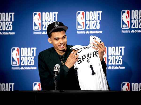 Wie hat der Basketballspieler Victor Wembanyama in einem Jahr 10 kg zugenommen, obwohl er 2, 22 m groß ist?