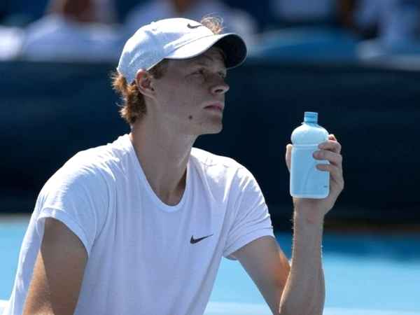 Das Geheimgetränk, das Jannik Sinner gegen Krämpfe einsetzt: Es ist nicht lecker, aber sehr wirksam!