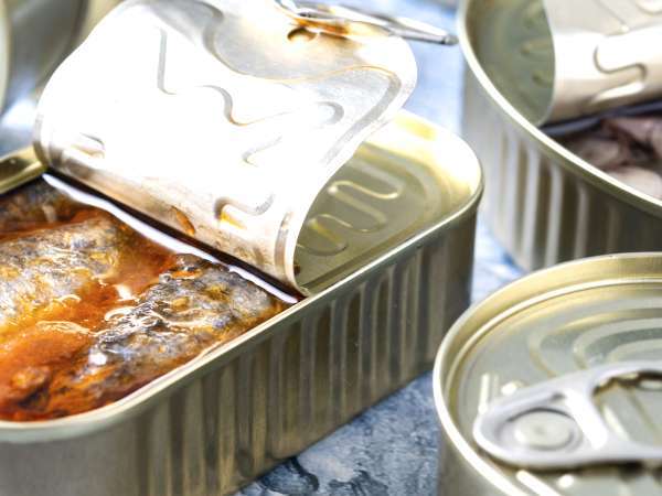 Warum sollte man offene Dosen nie im Kühlschrank aufbewahren?