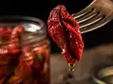 Artikel: Sonnengetrocknete Tomaten in Öl: ein Geschmackskonzentrat in der Speisekammer und 10 Rezepte, um es optimal zu nutzen.
