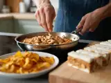 Artikel: Tagesmenü, 1. Mai: Kürbis-Chips, Hähnchen mit Cashew-Nüssen und Erdmandelnougat-Schnitten