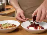 Artikel: Tagesmenü, 9. Mai: köstliche Puten-Wraps, Rotkohlcremesuppe und feine Panna Cotta