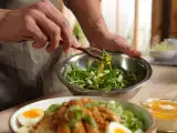 Artikel: Tagesmenü, 21. Mai: frischer Fenchel-Salat, Hühnchen-Ramen und Zitronencreme