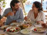Artikel: Sieben griechische Rezepte für eine mediterrane Mahlzeit, ohne dass man immer das Gleiche kochen muss.