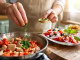 Artikel: Tagesmenü, 27. Mai: Frischer Genuss mit griechischem Salat, Thunfisch all'arrabbiata und Pfannkuchen
