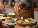 Artikel: Tagesmenü, 30. Mai: Lachs-avocado-tartar, Joghurtsuppe und Iles flottantes