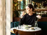 Artikel: Der Tisch für eine Theorie: Warum sich alleine essen nicht mehr wie eine Niederlage anfühlt, sondern wie ein kleiner Luxus