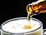 Artikel: Warum schäumt Bier weniger, wenn man das Glas kippt?