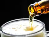 Artikel: Warum schäumt Bier weniger, wenn man das Glas kippt?